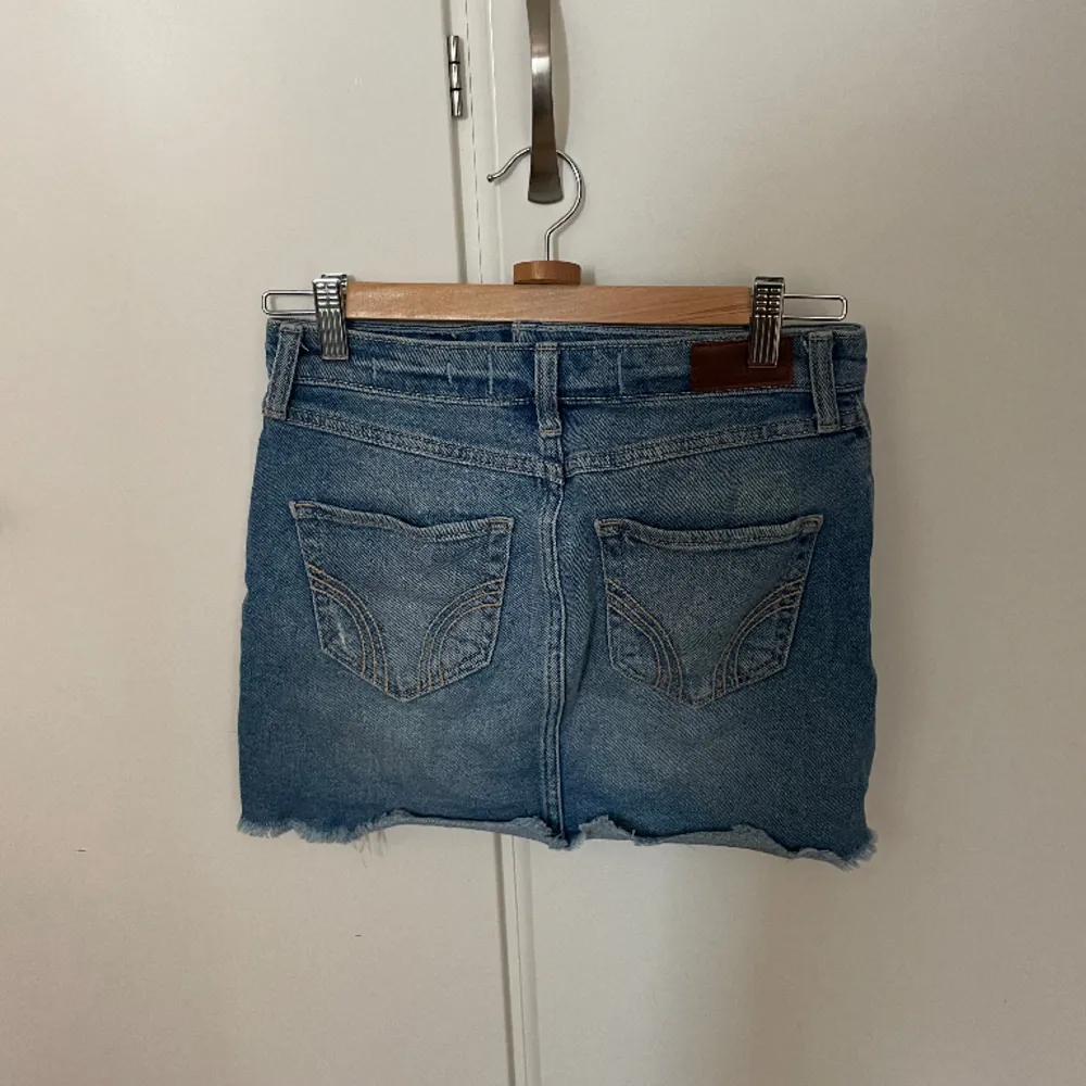 Miniskirt i jeans från hollister passar xs💖. Kjolar.