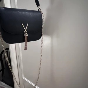 Valentino väska  - Säljer min fina marinblåa valentino väska. Säljer för den aldrig kommer till användning och använd fåtal gånger. Väldigt fint skick