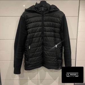 Cardigan - Säljer denna cardigan med löstagbar luva. Perfekt nu till våren. Skriv för fler bilder eller funderingar. Den är i princip ny, cond 9/10.