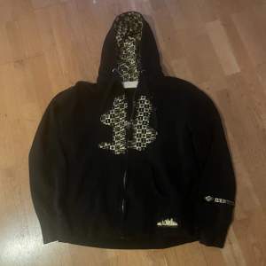 Fet hoodie med guldigt print, står L men passar mer m