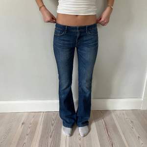 Jeans nr: 4  Midjemått(rätt över): 39 Innerbenslängd: 84 Modellen är: 168  Skriv om ni har några frågor💗//Perfectjeans