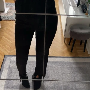 Kostymbyxor med slits  - Svarta kostymbyxor med slits från Monki med bra passform, storlek 38. Använd 1 gång🖤i nyskick  