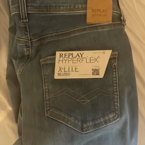 Replay jeans - Säljer ett par grischiga replay jeans! Jeansen är nästan helt oanvända! Modellen är 175cm lång. Tveka inte på att ställa frågor! 
