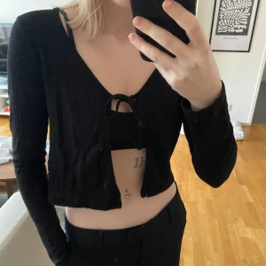 Topp - Långärmad topp/kofta med knytning vid bysten