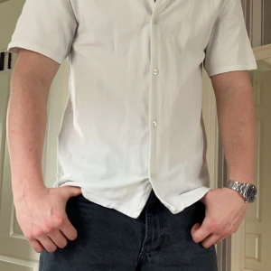 Mysig vit skjorta  - Köpt från brothers, kostade 400.