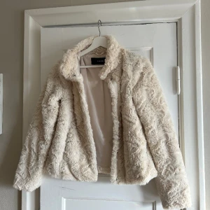 Pälsjacka - Säljer denna pälsjacka från Vero Moda i storlek XS🌸