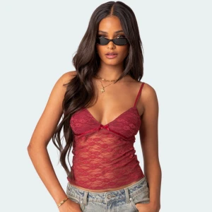 Toppar från Edikted - Två jätte snygga toppar från Edikted. Aldrig använda prislappen är kvar. Den röda är i strl XS och den blå är i strl S, säljer båda för 500