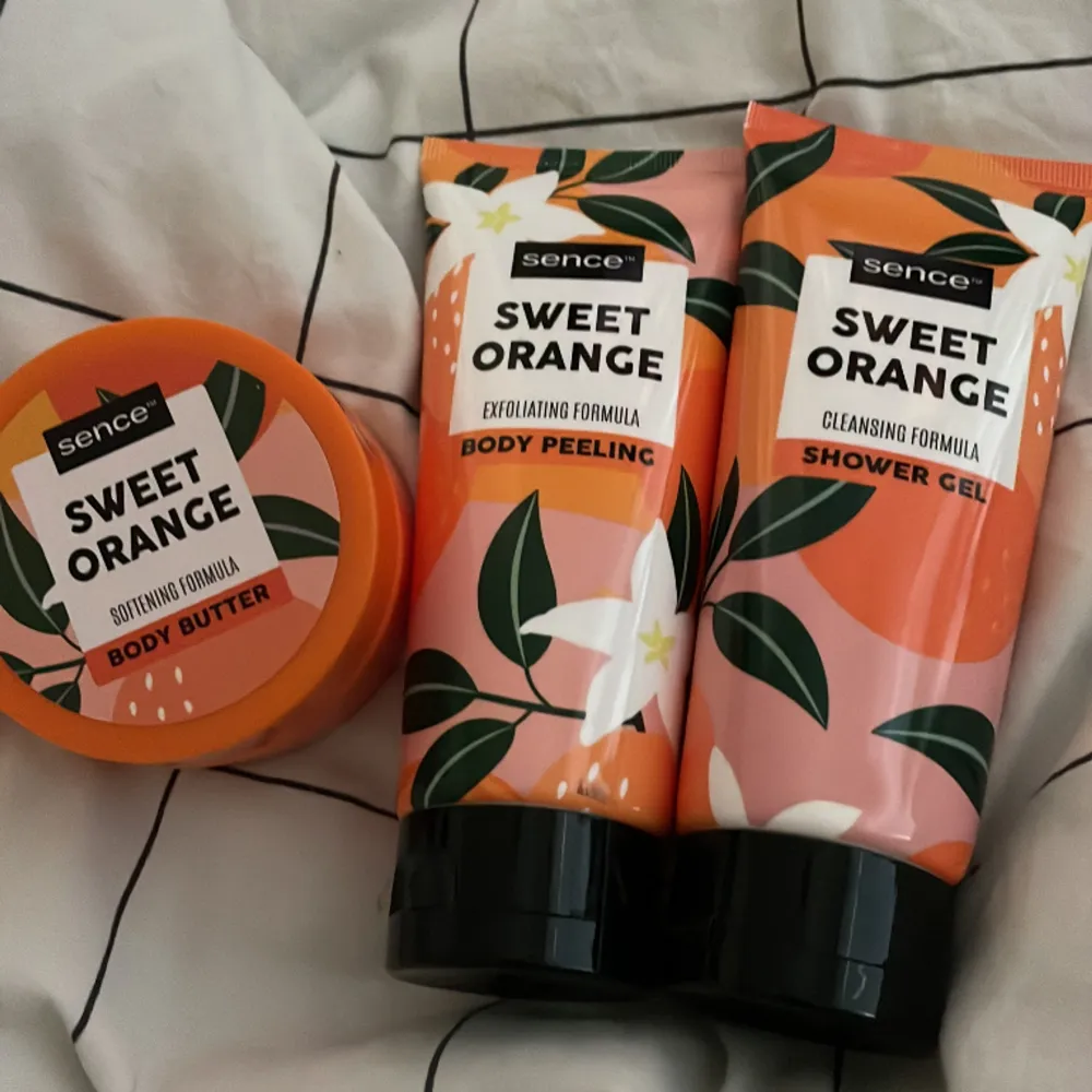 Apelsin Body butter, shower gel och exfoliating body care. 25 för en. 65 för allt. Aldrig använt då jag inte är förtjust i apelsin. Muu.