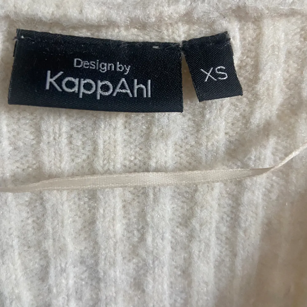 En jätte fin stickad tröja från Kappahl. Ser precis ut som den på första bilden. Köpt för 499kr. Använd ett fåtal gånger . Tröjor & Koftor.