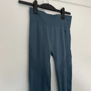 Träningstights  - Helt nya och oanvända tights. Jättefin blå färg men syns inte så bra på bilderna. 