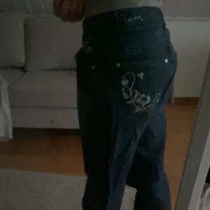 Jonna B jeans - Ett par jättefina jeans med detaljer på fickorna. Säljer då de är något stora på mig men byxorna är som i nyskick. Inga defekter någonstans.🥰🥰