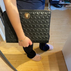 Datorfodral  - Hej!🌸 Säljer detta superfina datafodral som används 2-3 gånger. Nyskick, inga deffekter🥰