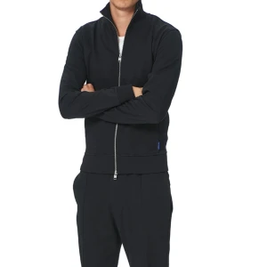 Tiger of Sweden tröja - Säljer denna full zip från tiger of sweden. Storlek medium och längd från axel till midja är 67 cm. 95% bomull 5% polyester.