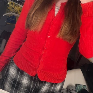 Gullig kofta - Röd kofta i storkek Xs men borde funka bra för S med. Funkar perfekt till jul eller att bara ha den vardagligen! Alla knappar går och stänga om man så vill. pris kan diskuteras!  inräknat :)