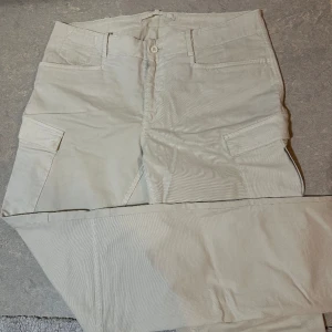 J. Lindeberg Cargobyxor - Ljusbeige cargobyxor från J. LINDEBERG. Byxorna är helt oanvända. 