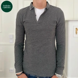 Rugbytröja Massimo dutti  - Rugbytröja från Massimo dutti-Storlek M-Nypris 699 mitt pris 349-Första bilden är från stockholmsgarderoben-killen på andra och tredje bilden är 182 och väger 75kg-inga defekter alls-Dm om du har några funderingar 