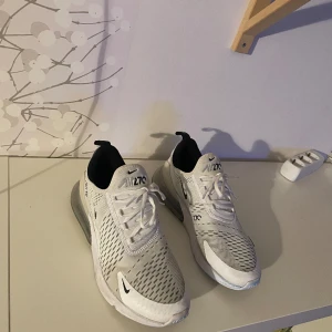 Nike 270 - Använt som inne skor. Skick 7/10. Storlek 42,5