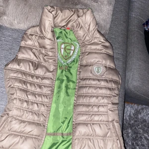 Väst - Väst i fint skick i storlek 34. Funkar som både Ridväst och till vardags