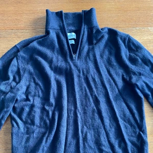 These glory days zip i navy blå - Merino Zip i storlek slim M men sitter som en slim S. Kostar 1100 ny, är använd 1 gång och märkte att den var för liten och har bara legat i garderoben i ett halvår