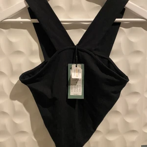 Topp!  - Svart topp från Only storlek S! Prislapp kvar!  Väldigt snygg både fram och baksida  Prislapp kvar  Ny  Mjukt tyg  Format som en fin V framtill / nedtill 