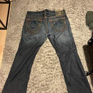 Feta True Religion jeans med snygg fade. Jeanses är äkta och i bra kvalité, dock små slitningar men ingen som gör byxorna fulare enligt mig (kontakta mig för bilder) strl. 38 W 33-34L