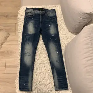 Hej jag säljer nu mina Supply and demand jeans på grund av att de är för små. De är använda ca 2 gånger på grund av att de va för små. De är i jätte bra skick. Skriv vid flera frågor 