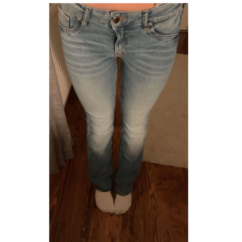 Ett par skit snygga low waist jeans ifrån hm. Lite slitna vid fötterna men inget så stort🫶🏻midjemått tvärs över: 33 cm. Jeans & Byxor.