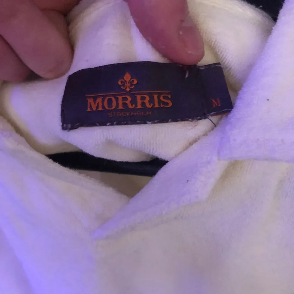 Riktigt snygg Morris frotté i vit och passar fint me mycket.    Köpt för ungefär 1000-1100 i Lysekil.  Perfekt nu inför vår och sommar. T-shirts.