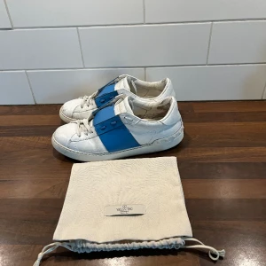 Valentino skor  - Ett par riktigt snygga valentino opens som är i skick 6,5/10 p.g.a av repainted✅skit najs nu till våren. Priset är inte hugget i sten så kom gärna med förslag👍