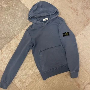 Stone Island Hoodie  - Bra skick. Den är junior men jag är tjej och brukar ha xs/s och den sitter bra på mig.