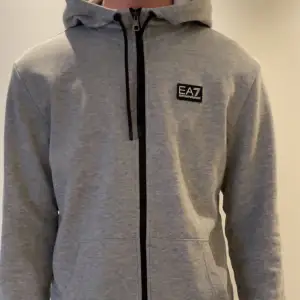 Säljer en fin EA7 hoodie som inte kommer till användning längre. Endast lite slitage på metallen runt smörerna annars är skicket 8/10 Hoodien är i storlek M
