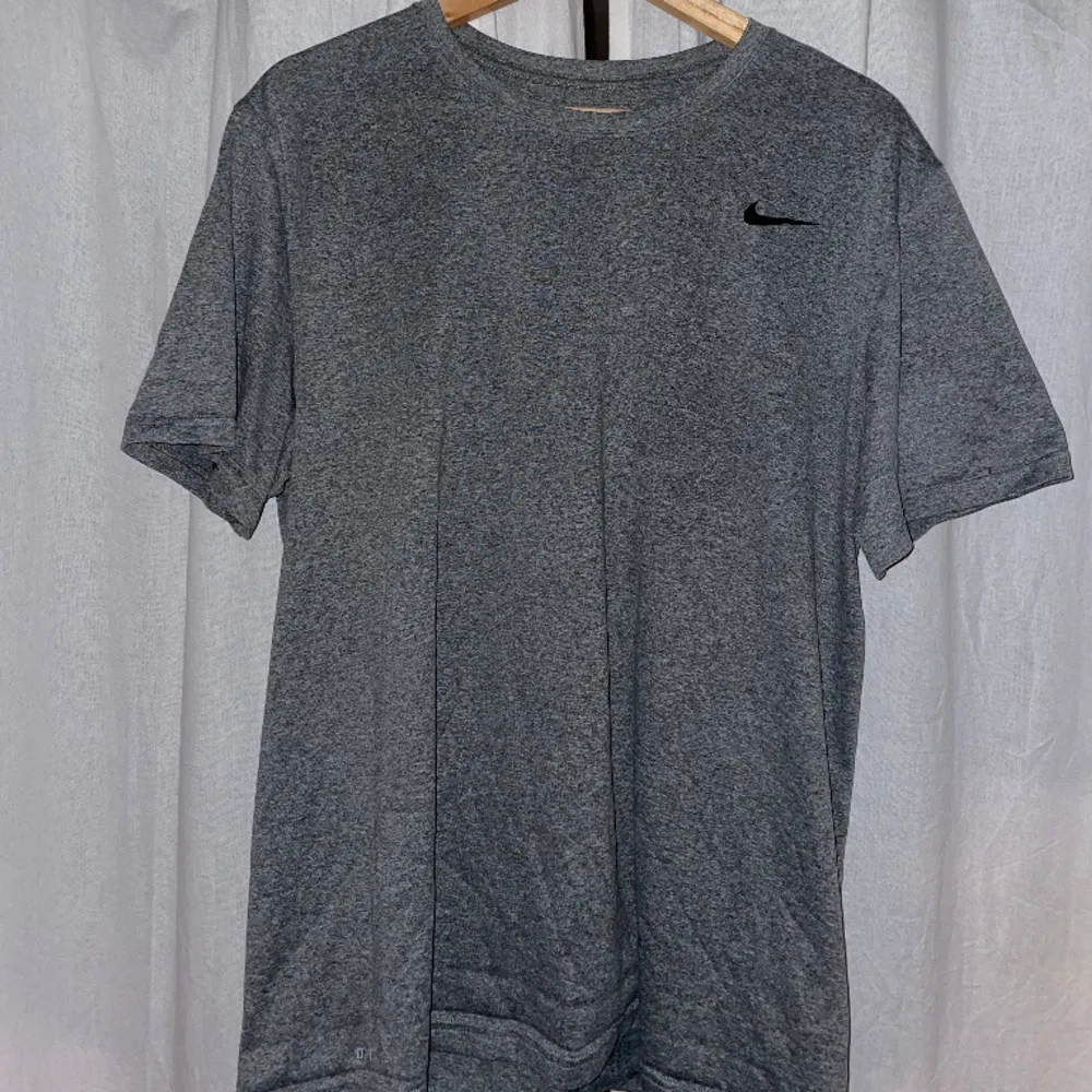 Grå Träningströja från Nike . T-shirts.