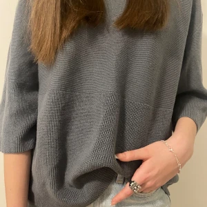 Grå trekvarts tröjo - Säljer en grå trekvarts tröja med ett litet guldigt stjärn berlock på som aldrig kommer till användning i storlek xs-s🤍