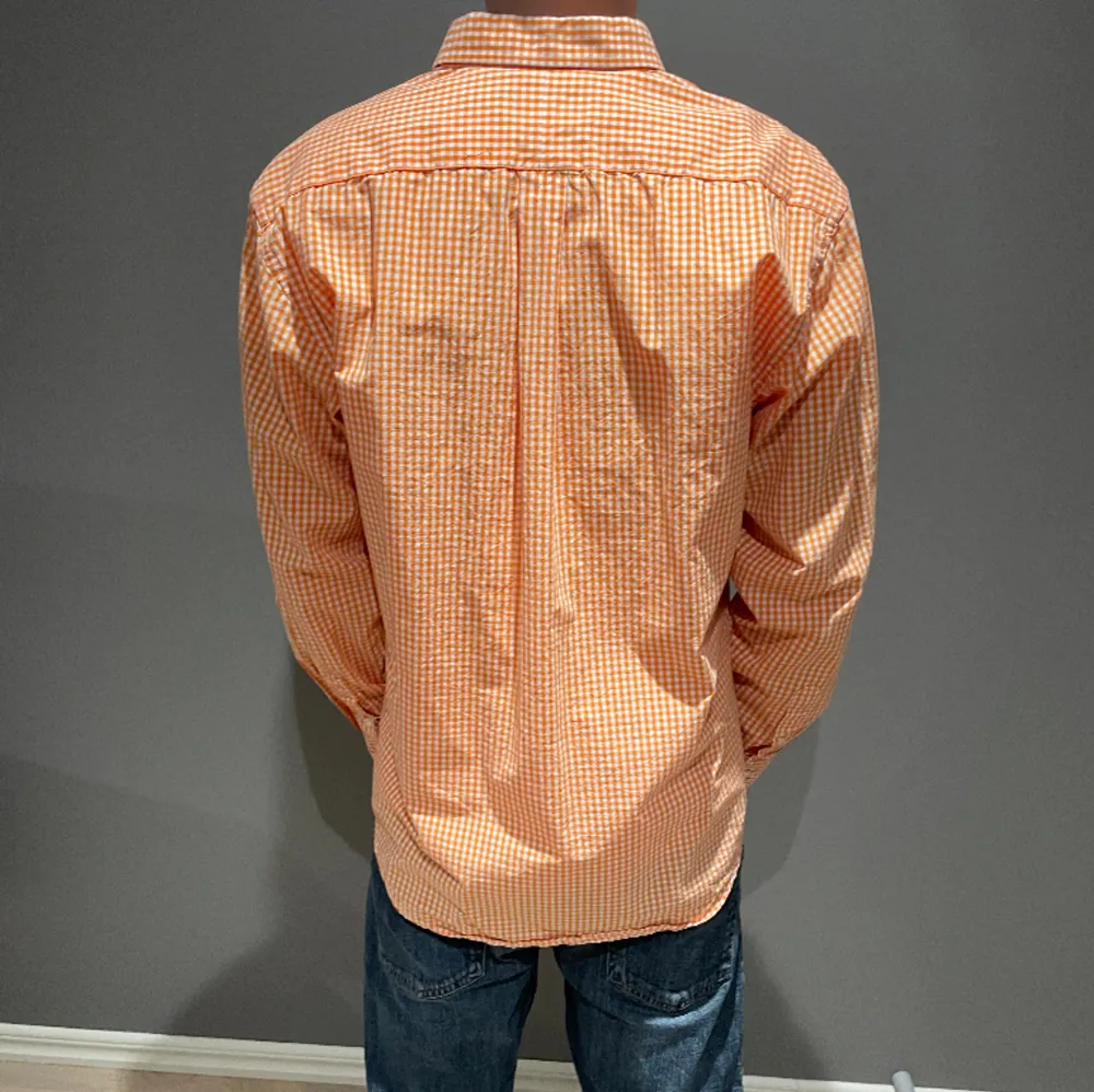 Säljer en snygg Ralph lauren skjorta i ett orange rutigt mönster. Storlek L passar M. Inga defekter på skjortan så den är i bra skick. Osäker på äkthet därav de låga priset. Han på bilden är 183cm. Nypris runt 1300, mitt pris 279. . Skjortor.