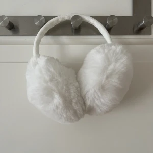 Öronmuffar - Öronmuffar i vit. Använda en gång. Liten fläck på insidan men inget som syns vid användning. Bara att fråga om det är något du undrar! Kan mötas på Järntorget i Göteborg eller skicka, köparen står för frakt. 