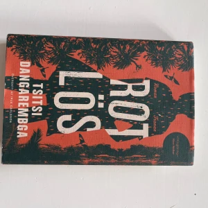 Rotlös av Tsitsi Dangarembga - Rotlös av Tsitsi Dangarembga Läst några sidor men som i nyskick. Bara att fråga om det är något du undrar! Kan mötas på Järntorget i Göteborg eller skicka, köparen står för frakt.