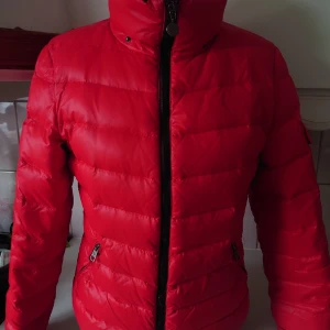 Moncler Fin Dunjacka  - Synnerligen GOTT SKICK  SOM NY!!!! STORLEK: Medium kvinna Ganska snäv medium som sitter snyggt