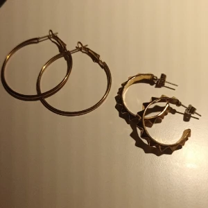 2 pack örhengen - 2 pack guldiga örhengen, super fina och skulle säga att skicket är okej dom har inte rostat men man får själv avgöra på bilderna!!😃