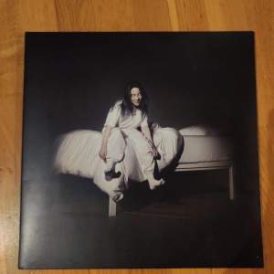 Billie Eilish vinyl - WHEN WE ALL FALL ASLEEP WHERE DO WE GO  Bra skick har endast lite skavanker på fodralet (se bild)  Knappt spelad utan bara stått som dekoration