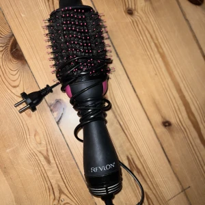 Revlon Hårtork  - Säljer min hårtork/ Blåsfön från Revlon. Den är väl använd, men fungerar fint. Använd i cirka 2 år. 