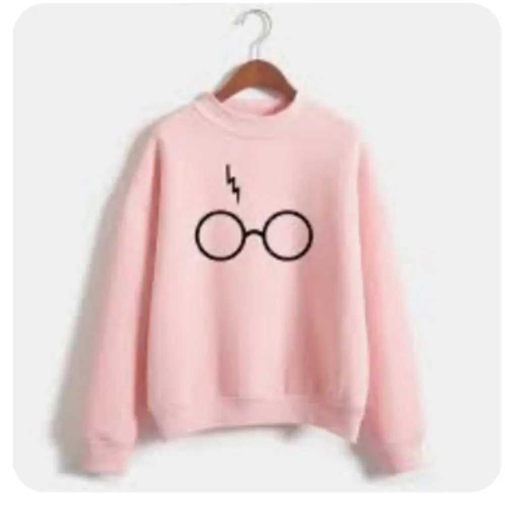 Detta är en mysig hoodie i färgen rosa men har ett Harry Potter märke som inte riktigt är min stil❤️❤️Inte använd så mycket.. Hoodies.