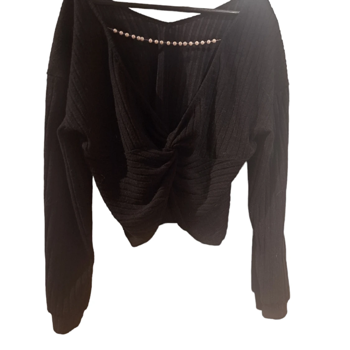 Tröja med djup urringning i ryggen och pärldekor storlek small