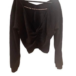 Tröja med djup urringning i ryggen och pärldekor storlek small - Använd fåtal gånger, storlek small.