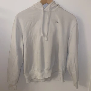 Hoodie - Bra skick, några pytte små fläckar, ganska andvänd