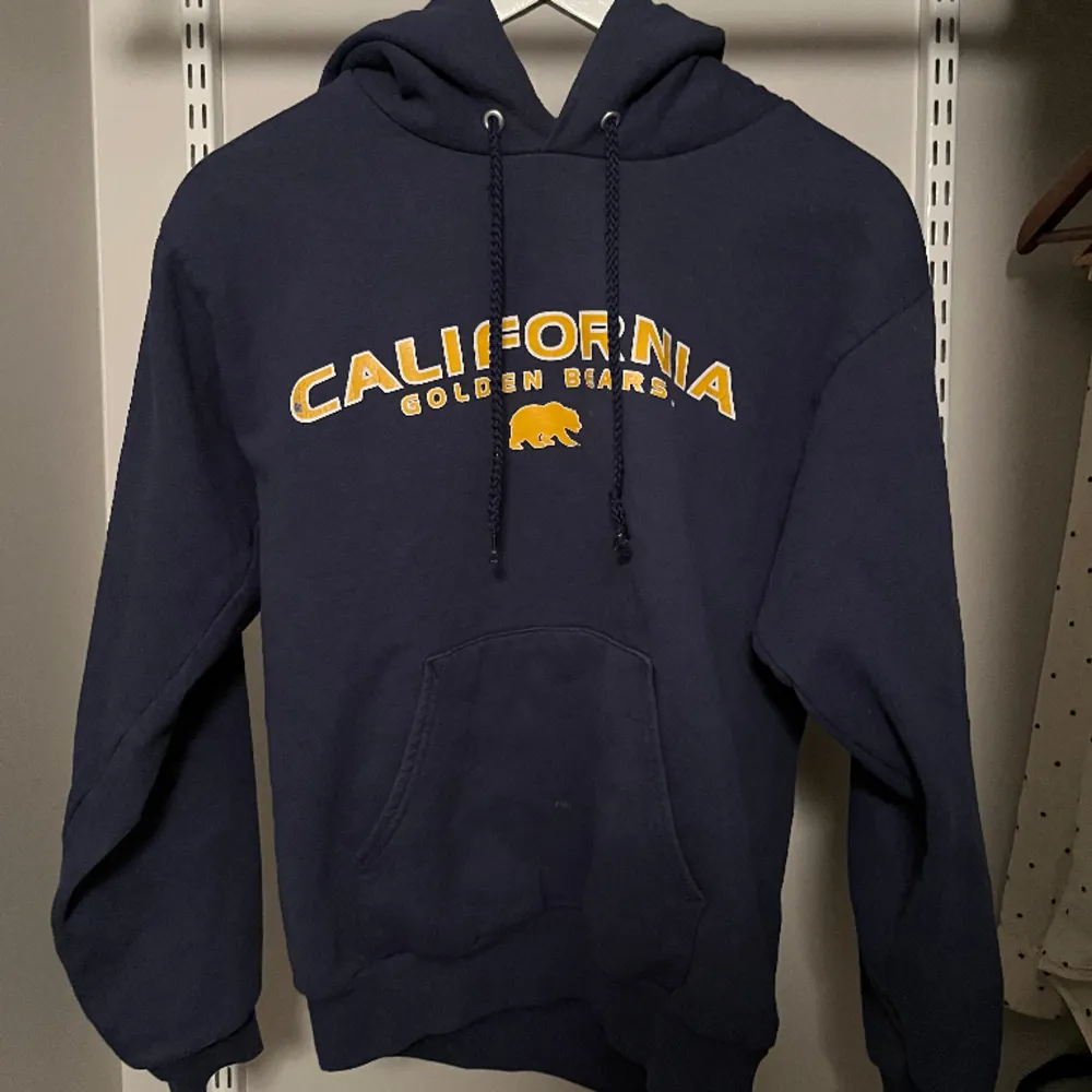 Mörblå hoodie med ”California Golden Bears” tryck. Storlek S!. Hoodies.