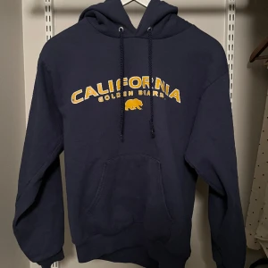 Hoodie med tryck! - Mörblå hoodie med ”California Golden Bears” tryck. Storlek S!