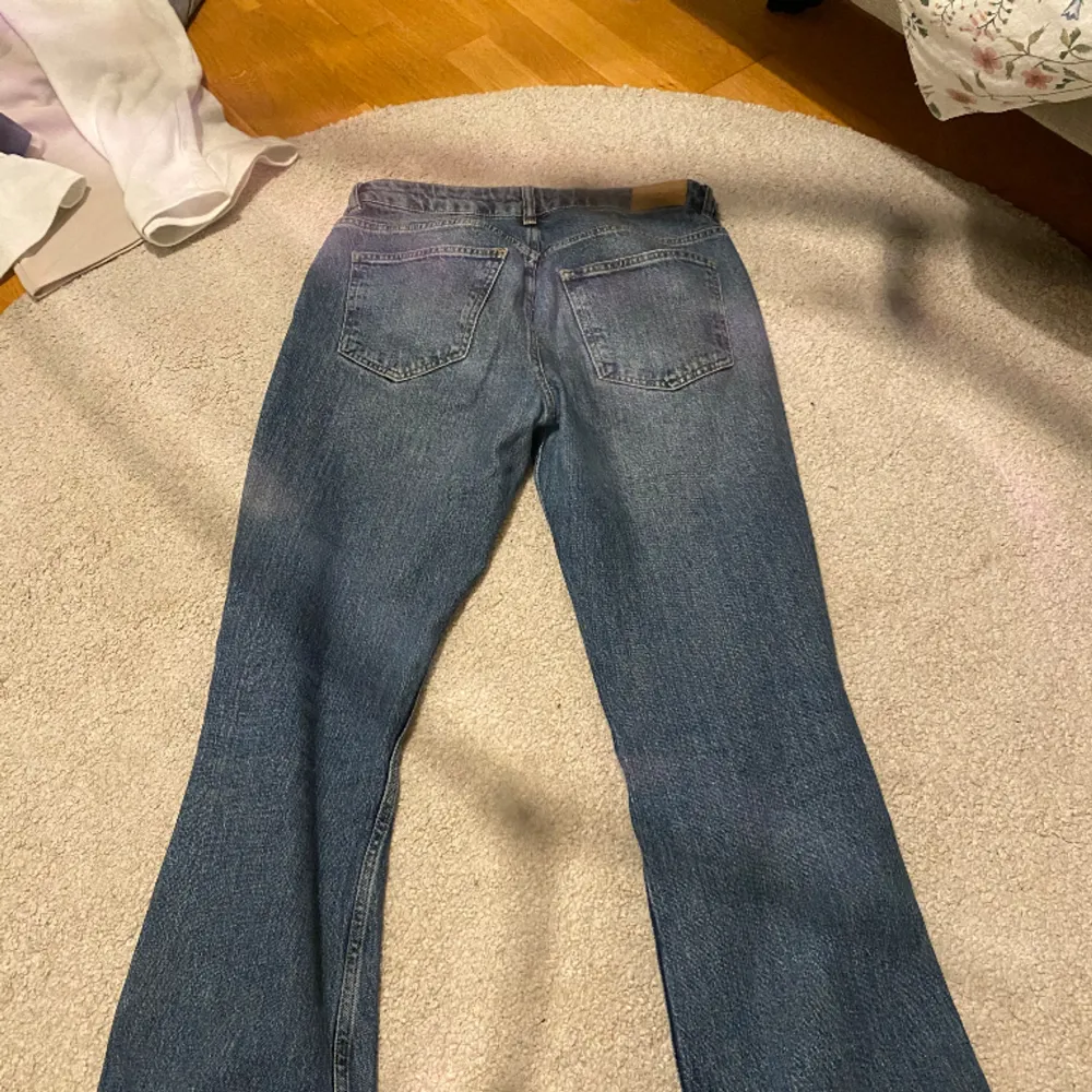 Blåa jeans från Gina tricot som är för stora . Jeans & Byxor.