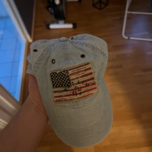 Polo Ralph Lauren keps - Säljer denna fina keps då den inte passar min huvudform.  Den användes max 2-3 gånger