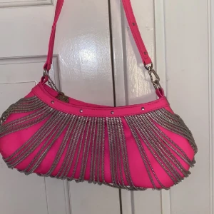 En super söt y2k vintage väska. Skriv för mer bilder  - Väldigt bra skick. Fin rosa färg💕