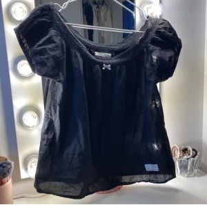 Odd Molly topp - Säljer denna supersöta toppen/blusen från Odd Molly som verkligen passar till ALLT!💕skriv gärna om du har några frågor eller funderingar! 